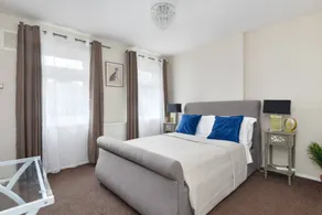 Holiday home with BBQ & garden - Image 2