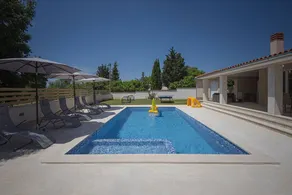 Villa with pool and air-conditioned bedrooms - Image 4