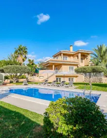 Villa with private pool, barbecue & garden - Image 2