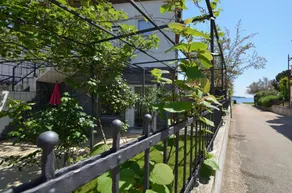 Apartment with terrace - Image 2