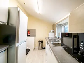 Spacious Well Equipped Flat - Pass the Keys - Image 2