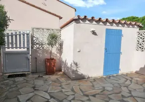 Holiday home with terrace & garden | Garden view - Image 2