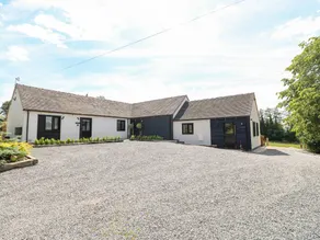 Cottage with barbeque, hot tub & garden - Image 3