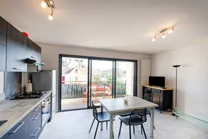 Appartement de vacances entièrement équipé avec internet haut débit, jardin et terrasse | Vue jardin - Image 3