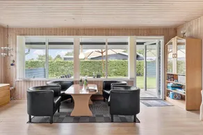 Holiday home with BBQ & terrace - Image 5