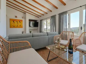 Villa with barbecue, private pool & garden - Image 4