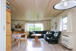 Holiday home with terrace - Image 4