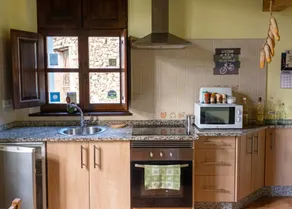 Holiday home with garden, barbeque & terrace | Mountain view - Image 3