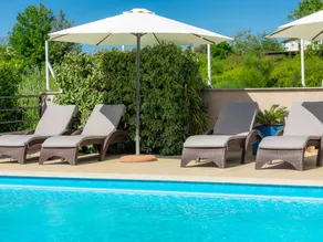 Apartment with terrace, garden & pool - Image 4