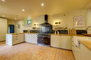 House with barbeque, sauna & hot tub - Image 3