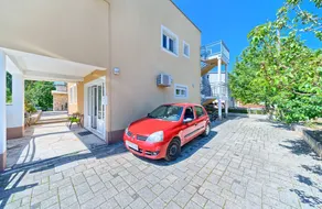 Flat with pool & garden - Image 4