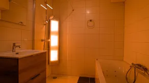 Appartement avec jacuzzi, jardin et sauna - Image 3