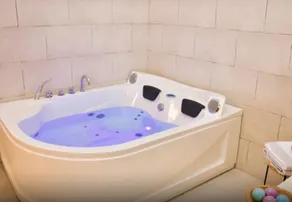 Chambre privée avec jacuzzi et internet haut débit | Vue ville - Image 4