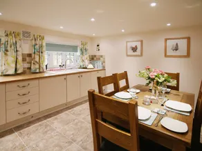 Family-oriented cottage with barbeque, hot tub & garden | River view | Pet-friendly - Image 4