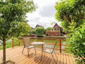 Cottage with garden - Image 2