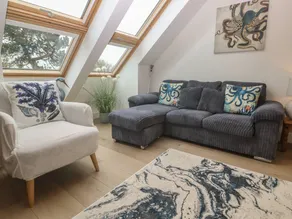 Family-oriented cottage with garden - Image 2