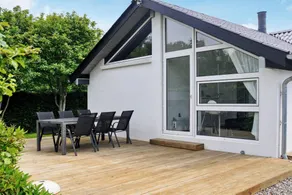 Fully equipped holiday home with garden, terrace & barbeque - Image 3