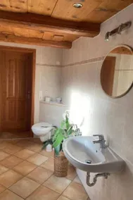 Holiday apartment with BBQ & garden - Image 3