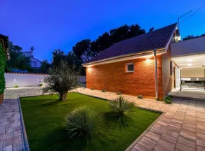 Fully equipped lovely holiday home with hot tub & barbecue | Water view - Image 2