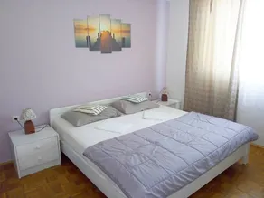 Flat with garden & terrace - Image 3