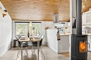 Holiday home with sauna, garden & terrace - Image 4