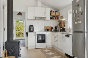 Holiday home with barbeque & garden - Image 5