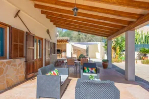 Family-oriented villa with private pool, garden & barbeque - Image 4