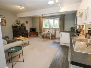 Charming cottage with garden - Image 2