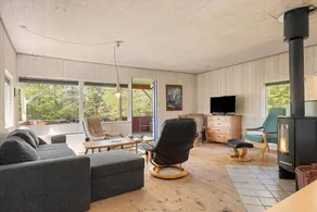 Holiday home with barbeque & terrace - Image 4