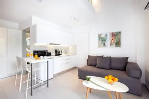 Apartment with garden & pool - Image 5
