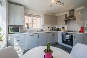 Flat with garden & fast internet - Image 3