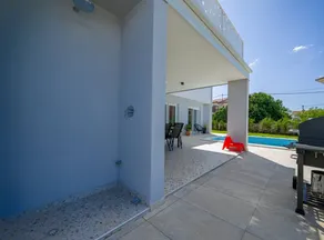 Matohanci Dazzling Villa With Pool - Image 3