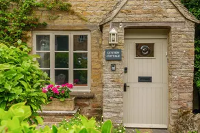 Cottage with garden - Image 2