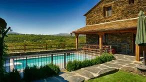 House with BBQ, garden & private pool | Lake view - Image 5