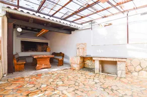 Holiday home with garden, BBQ & terrace - Image 2