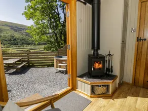 Cottage with garden & hot tub - Image 2