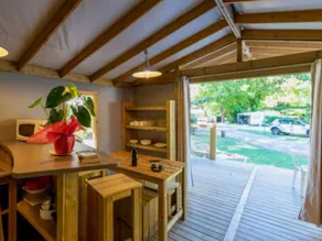 Tent with terrace & heated pool - Image 5
