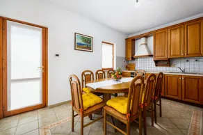 Fantástico apartamento vacacional con terraza, piscina privada y barbacoa | Vistas al jardín | Admite perro - Image 3