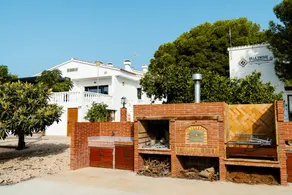 Holiday home with garden & barbecue | Beach view - Image 5