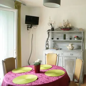 Holiday apartment with pool, terrace & garden - Image 2