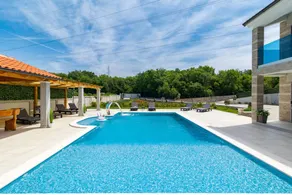 Villa mit Pool, Terrasse und Garten | Poolblick - Image 2