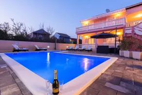 House with barbeque, garden & private pool - Image 3