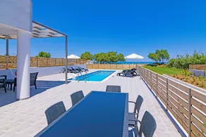 Villa with garden, terrace & private pool - Image 5