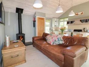 Family-oriented cottage with hot tub, garden & barbeque | Pet-friendly - Image 3
