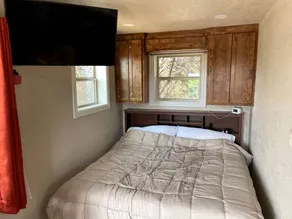 Cozy Cabin for Glamping Stay on Lake Godstone, Texas - Image 4