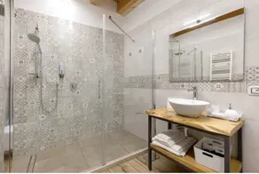 Private room with terrace, pool & garden - Image 4