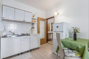 Holiday apartment with garden, terrace & BBQ - Image 4