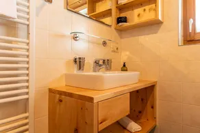 Chambre privée adaptée aux familles avec jardin, internet haut débit et terrasse | Vue montagne | Avec animaux bienvenus - Image 3