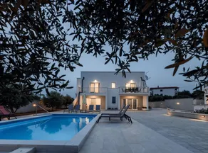 Holiday home with garden, barbecue & private pool | Water view - Image 4