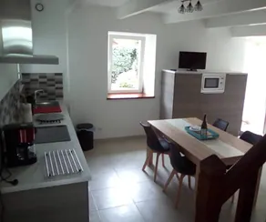 Holiday home with barbeque, garden & terrace - Image 4